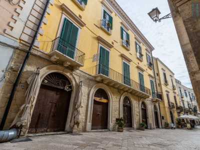 La facciata si articola su tre livelli. Il piano terra � caratterizzato da un paramento in conci bugnati in pietra nel quale si aprono cinque portali centinati...